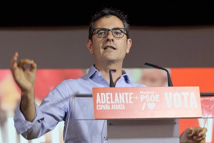El ministro de la Presidencia, Relaciones con las Cortes y Memoria Democrática del PSOE, Félix Bolaños, participan en un acto de campaña del PSOE, a 13 de julio de 2023, en Alcalá de Henares, Madrid (España).