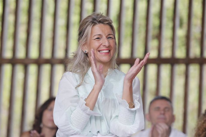 La líder de Sumar, vicepresidenta segunda y ministra de Trabajo y Economía Social, Yolanda Díaz, interviene en un mitin en la Pista Polideportiva de Cimavilla, en Gijón.