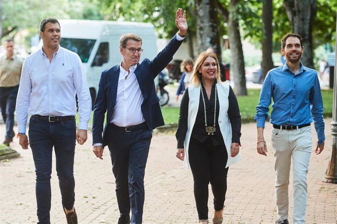 (I-D) El presidente del Partido Popular de Navarra, Javier García, el presidente del PP, Alberto Núñez Feijóo, y el cabeza de lista del PP de Navarra, Sergio Sayas, interviene durante un acto de campaña electoral en el parque de la Media Luna, a 15 de j