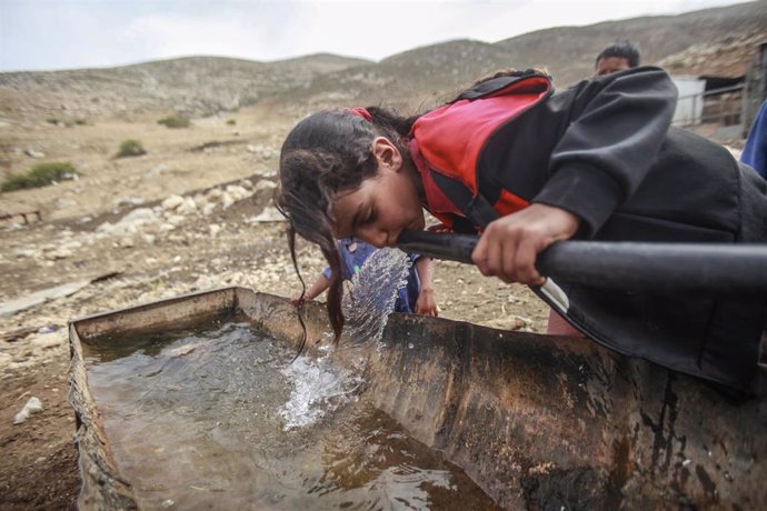 Archivo - Una niña palestina bebiendo agua en Cisjordania