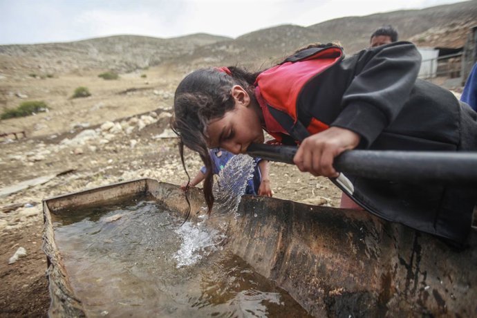 Archivo - June 1, 2023, Jordan Valley, Palestine: A Palestinian Bedouin kid drinks water near their khirbet, which is threatened with demolition by the Israeli army, in the northern Jordan Valley in the northern occupied West Bank. Today, June 1, the Is