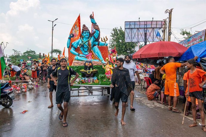 Archivo - Transporte de agua sagrada durante la procesión de Kanwar Yatra en India