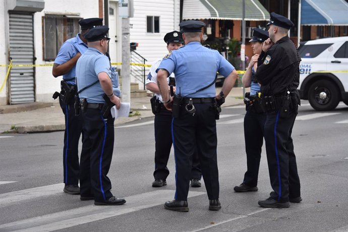 Archivo - May 14, 2023, Philadelphia, Pennsylvania, United States: Multiple police officers gather evidence and converse at the crime scene, Sunday morning. Fatal shooting on Mother's Day morning in Philadelphia, Pennsylvania, United States on May 14, 202