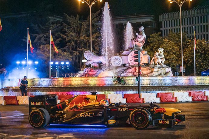 El piloto de F1 Checo Perez recorre con el monoplaza Red Bull RB7 (2011) el recorrido urbano entre la Puerta de Alcalá, el edificio Metrópolis, Cibeles y un tramo de Paseo Recoletos, a 15 de julio de 2023, en Madrid (España). Red Bull ha transformado 