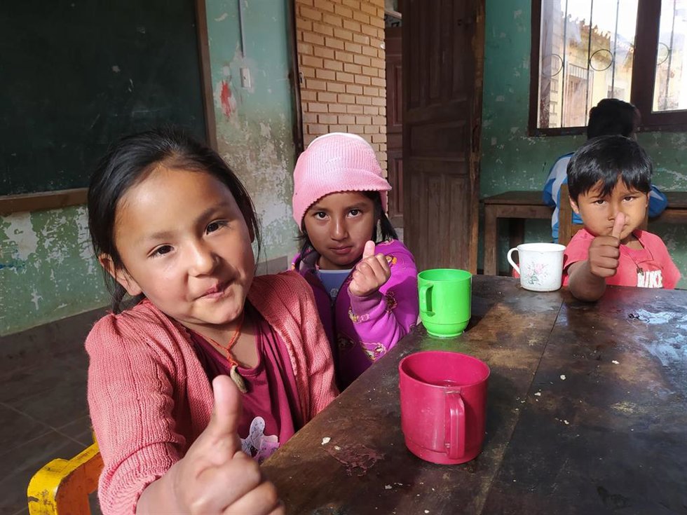 Niños atendidos por el proyecto de la Fundación Social Universal (FSU), con ayuda del Ayuntamiento de Córdoba, para garantizar una alimentación saludable en escuelas rurales del distrito de Sopachuy en Bolivia.
