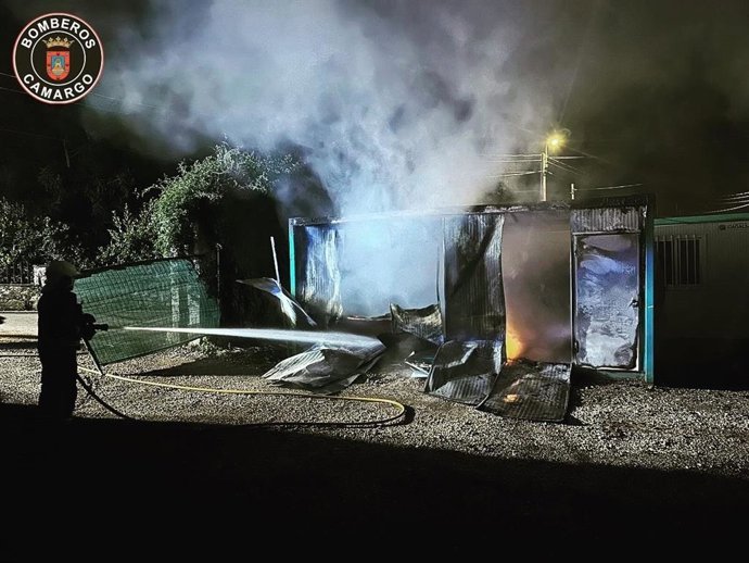 Los bomberos extinguen un incendio de una caseta de obra en Camargo