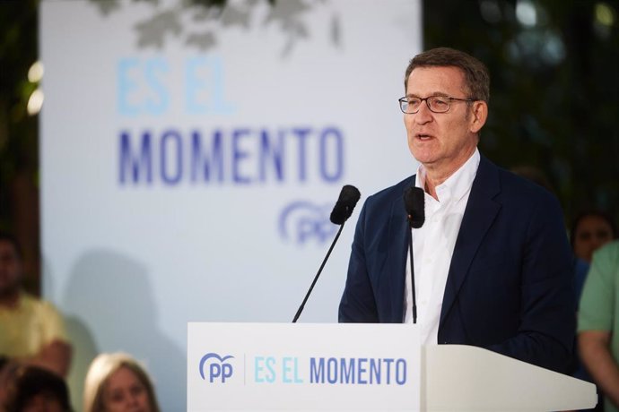 El presidente del Partido Popular y candidato a la Presidencia del Gobierno de España, Alberto Núñez Feijóo, interviene durante un acto de campaña electoral en el parque de la Media Luna, a 15 de julio de 2023, en Pamplona, Navarra (España). Este es el 