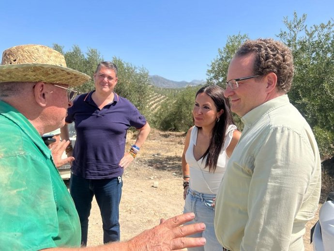 Los candidatos de Vox al Congreso y al Senado por Córdoba visitan una explotación agrícola en Iznájar.