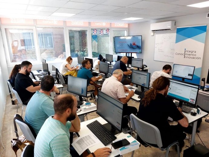 Participantes en uno de los cursos gratuitos en tecnología 5G.