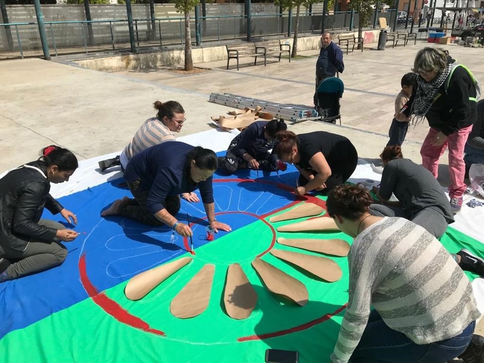 Archivo - Mujeres cosiendo la bandera del pueblo gitano.