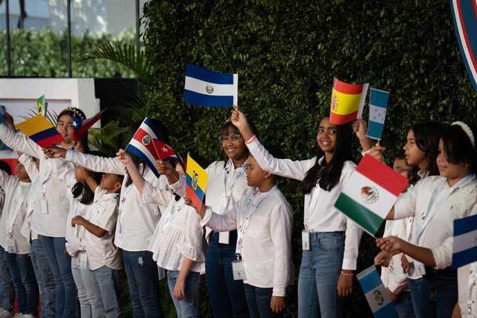 Archivo - Niños con banderas esperan la llegada de los mandatarios a la sesión plenaria de la XXVIII Cumbre Iberoamericana de Jefes de Estado y de Gobierno, a 25 de marzo de 2023, en Santo Domingo (República Dominicana)