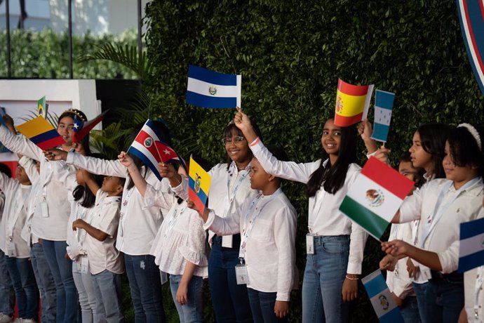 Archivo - Niños con banderas esperan la llegada de los mandatarios a la sesión plenaria de la XXVIII Cumbre Iberoamericana de Jefes de Estado y de Gobierno, a 25 de marzo de 2023, en Santo Domingo (República Dominicana). Bajo el lema Juntos por una Ibe