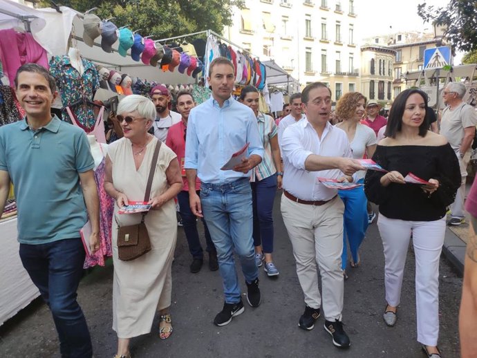 El secretario general del PSOE de Madrid, Juan Lobato, en El Rastro.