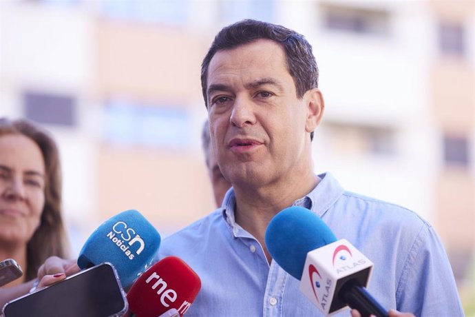 El presidente del Partido Popular de Andalucía, Juanma Moreno, atiende a los medios de comunicación durante la atención a medios de la localidad de Dos Hermanas