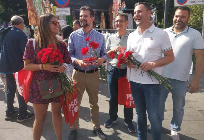 El secretario general del PSOE de Castilla y León, junto a candidatos socialistas de León al Congreso y al Senado, y otros cargos del Partido Socialista Provincia, durante una visita al Rastro de León