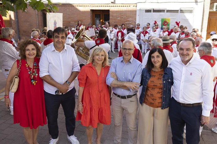 El cabeza de lista de UPN al Congreso de los Diputados, Alberto Catalán, junto al presidente de UPN, Javier Esparza, y otros candidatos