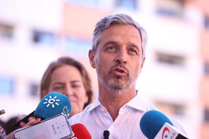 El candidato del PP al Congreso por Sevilla, Juan Bravo, atiende a los medios en Dos Hermanas.