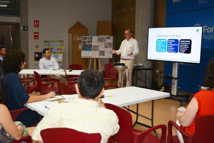 El director general de Territorio y Arquitectura, Jaime Pérez Zulueta, durante su participación en el taller Impulso de las soluciones basadas en la naturaleza en el entorno urbano de la Región de Murcia