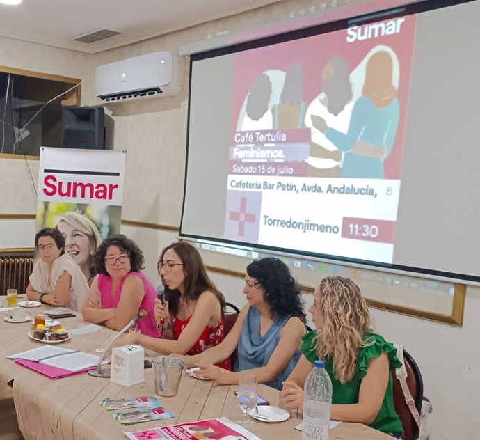 Participantes en el 'café feminista' de Sumar en Torredonjimeno.