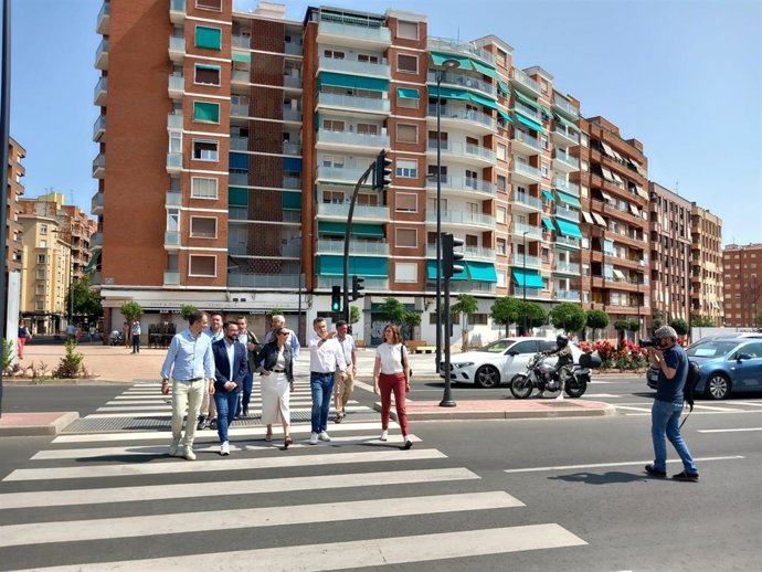 La secretaria general del PP, Cuca Gamarra, y el alcalde de Logroño, Conrado Escobar, con el resto de su equipo en su visita al nudo de Vara de Rey de Logroño