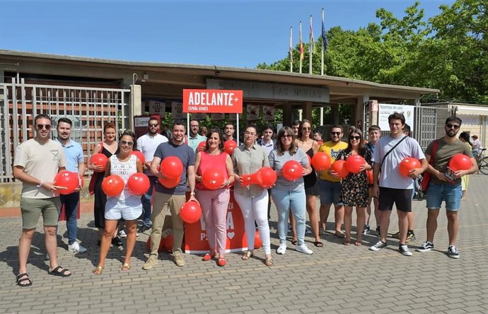 Concha Andreu y Raúl Díaz aseguran que el PSOE se compromete a crear oportunidades de futuro para los jóvenes