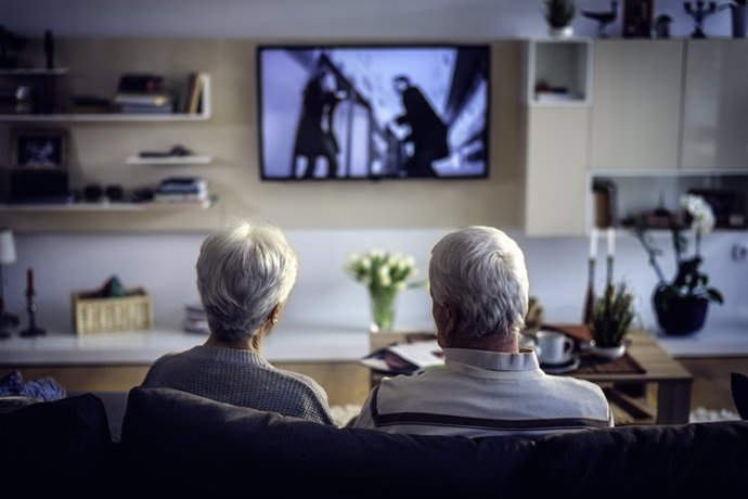 Archivo - Pareja mayor viendo la televisión.