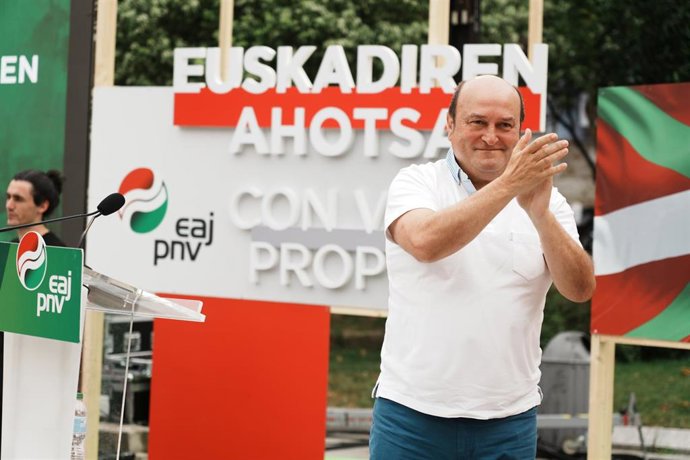 El presidente del EBB del PNV, Andoni Ortuzar, en un mitin celebrado en Bermeo (Bizkaia), junto con el candidato jeltzale al Congreso Aitor Esteban
