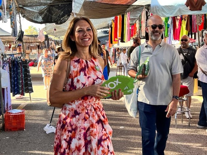 La candidata número 1 de Vox Sevilla al Congreso de los Diputados, Reyes Romero, en un paseo electoral por el mercadillo del Parque Alcosa.