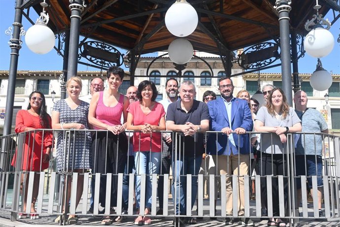 El cabeza de lista del PSN al Congreso y secretario de Organización del PSOE, Santos Cerdán, en Tudela junto a otros miembros y candidatos del PSN