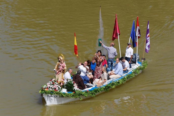 Un centenar de personas presencia la procesión fluvial de la Virgen del Carmen en el río Pisuerga de Valladolid