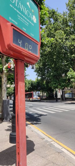 Archivo - Termómetros a 40 grados en Logroño, calor