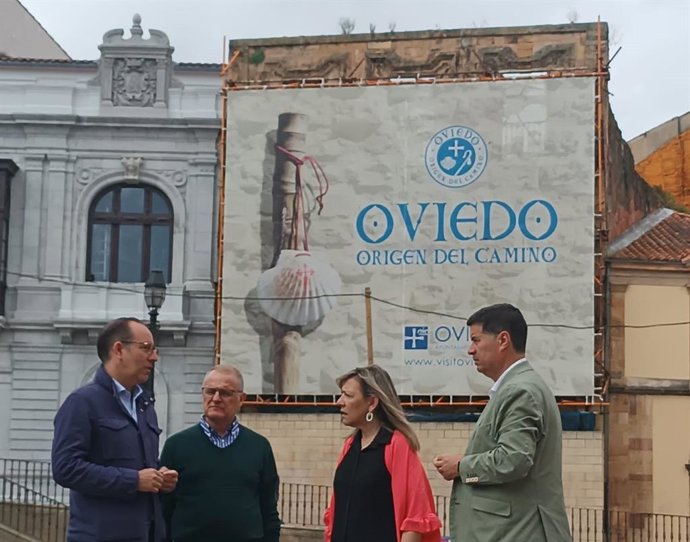 La cabeza de lista del PP al Congreso por Asturias, Esther Llamazares, junto a Mario Arias, Diego Canga y Silverio Argüelles