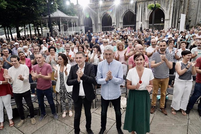 El coordinador general de EH Bildu, Arnaldo Otegi, junto a los cabezas de lista al Congreso y Senado, Oskar Matute y Jasone Agirre, respectivamente, en un acto electoral celebrado en Lekeitio (Bizkaia)