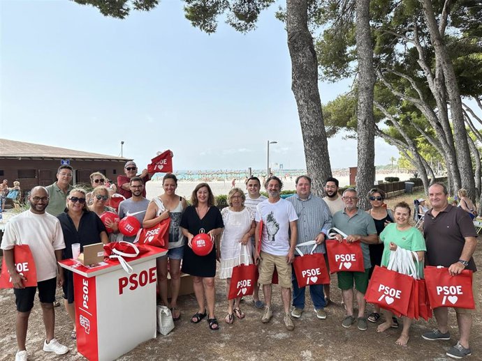Mesa informativa en Alcúdia en la que ha participado la cabeza de lista del PSIB-PSOE, Francina Armengol.