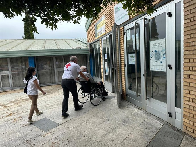 Cruz Roja facilita el traslado para ir a votar a personas con movilidad reducida y hospitalizadas en La Rioja