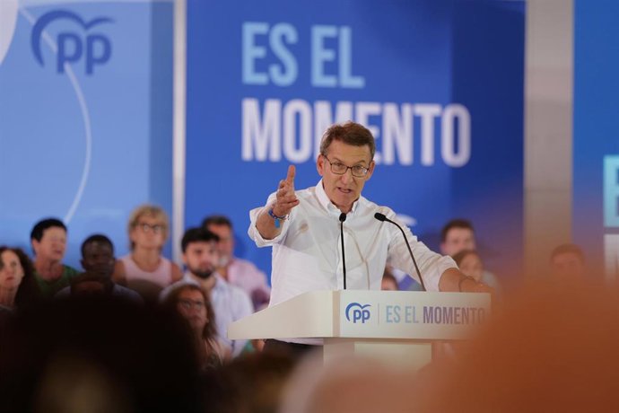 El presidente del Partido Popular, Alberto Núñez Feijóo, interviene durante un mitin electoral en Zaragoza