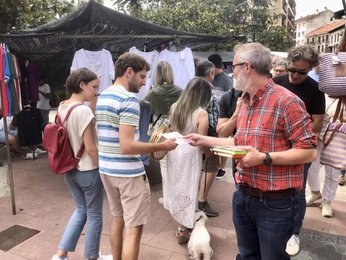 El cabeza de lista de Sumar por Asturias al Congreso, Rafael Cofiño, en un reparto electoral en Grado