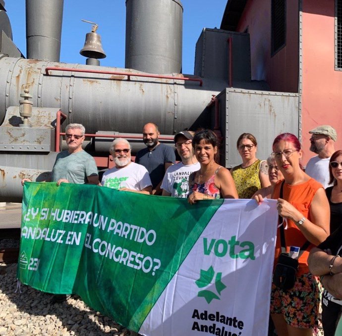 La candidata número dos de Adelante Andalucía al Congreso, Teresa Rodríguez, en un acto electoral en Sanlúcar de Barrameda.