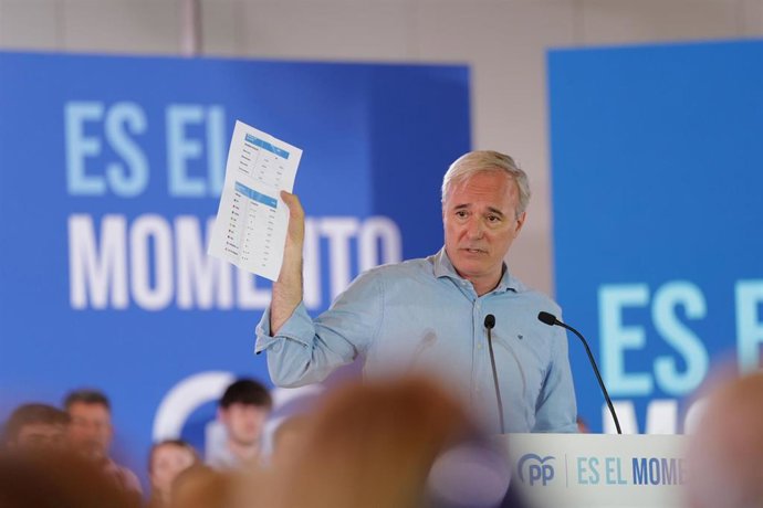 El presidente regional del Partido Popular de Aragón, Jorge Azcón, interviene durante un mitin electoral de cara al 23J, en el Palacio de Congresos, a 16 de julio de 2023, en Zaragoza, Aragón.