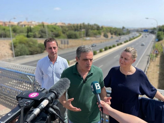 De izquierda a derecha, el presidente del Consell de Mallorca, Lloren Galmés, y los candidatos del PP al Congreso, José Vicente Marí, y al Senado, Maria Salom, en un acto electoral en Vía de Cintura.