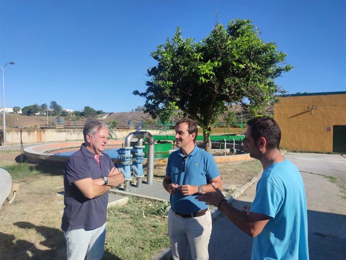 El presidente de la Diputación de Córdoba y presidente de Emproacsa, Salvador Fuentes, visita la EDAR de Peñarroya-Pueblonuevo.