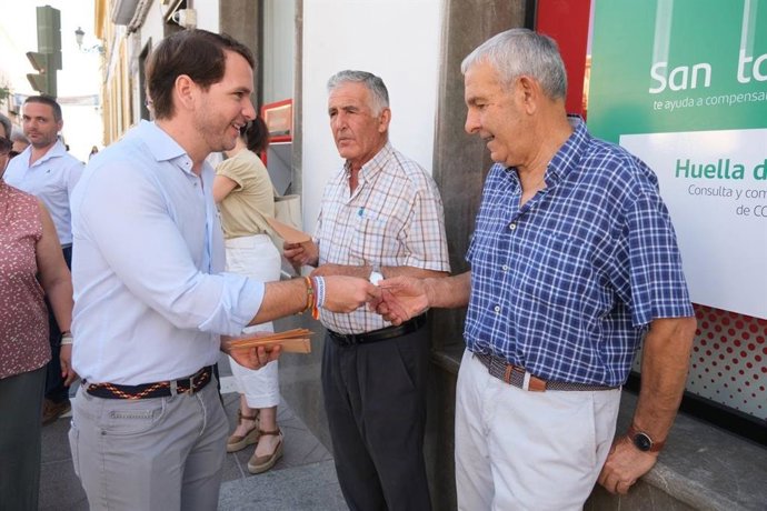 El candidato popular número uno al Senado por Córdoba, Fernando Priego, en un paseo electoral.