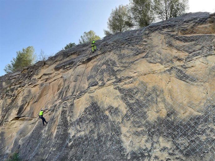 Obras de protección de un talud en Iznájar.