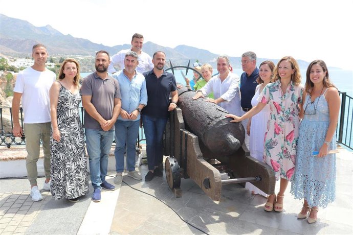 La presidenta del PP de Málaga, Patricia Navarro, junto con el coordinador general del PP y candidato número uno al Congreso Málaga, Elías Bendodo, y el número uno al Senado por el PP de Málaga, José Alberto Armijo, en un acto en Nerja