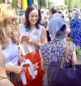 La candidata al Congreso por el PSOE de Córdoba Rafi Crespín  en el mercadillo de El Arenal