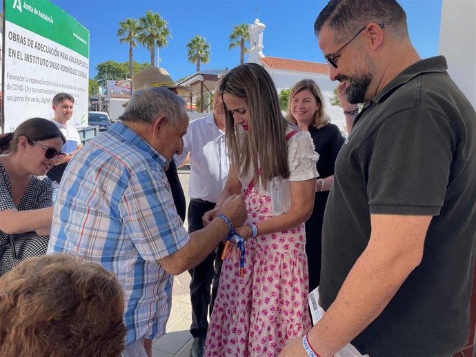 La cabeza de lista del PP al Congreso por Huelva, Bella Verano, en un paseo electoral en El Rompido.