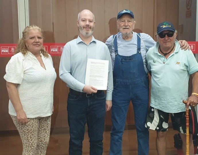 El candidato socialista al Senado por la provincia de Cádiz, José Ramón Ortega, con representantes de la Marea de Pensionistas de Cádiz