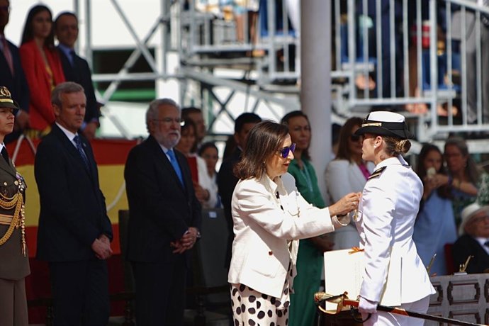La ministra de defensa, Margarita Robles, preside la Jura de Bandera y la entrega de Reales Despachos a los nuevos oficiales de la Armada, en la Escuela Naval Militar, a 16 de julio de 2023, en Marín, Pontevedra, Galicia.