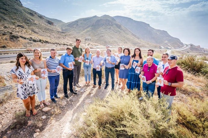 Matarí con dirigentes de su formación de Roquetas, Vícar y El Ejido.