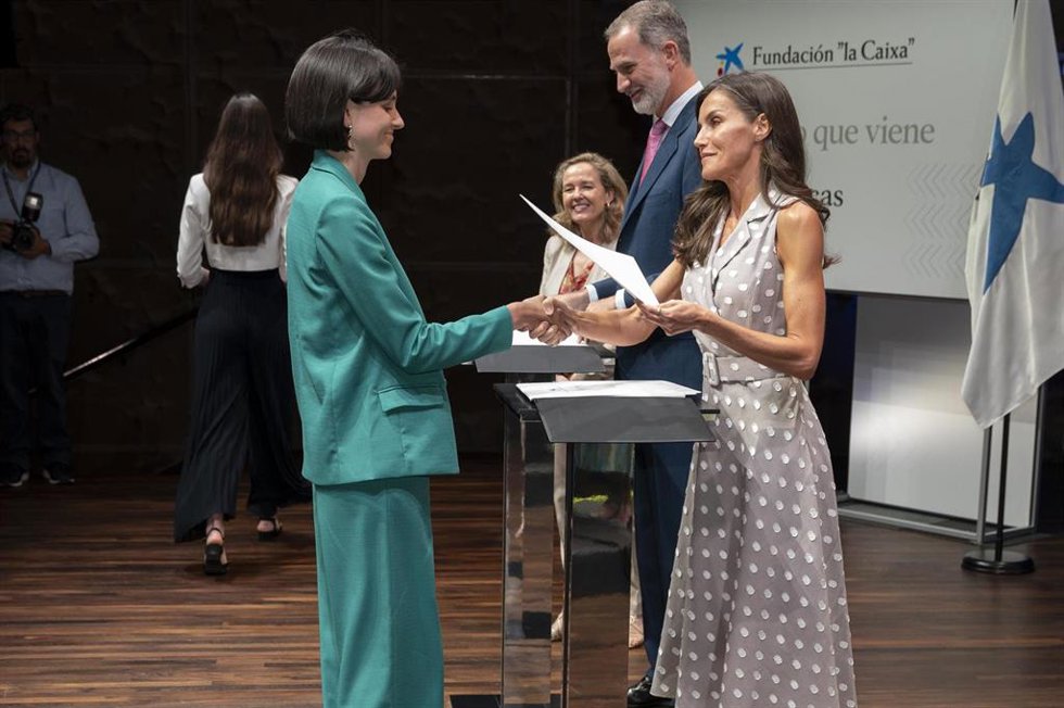 María Lázaro recoge su beca de posgrado en el extranjero de Fundación la Caixa de manos de la Reina